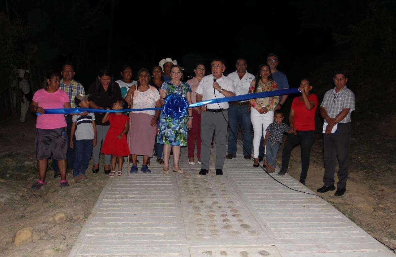 Entrega Jesús Guzmán  rehabilitación de camino rural en Terrero, Santa Clara